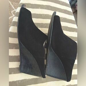 Bandolino Black Wedge - Like New. $25